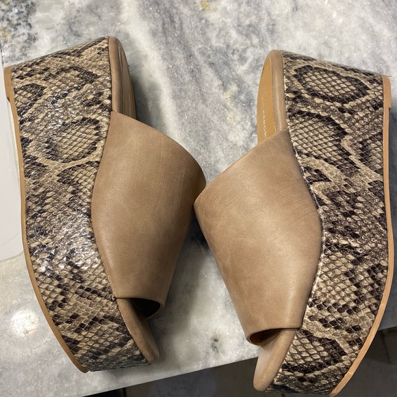 Size 6 Taupe open toe wedge with snake print heel - Picture 3 of 4